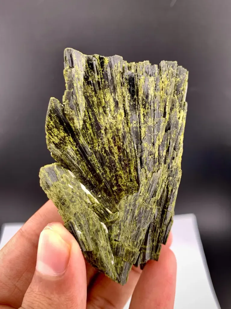 Epidote from Pakistan - image 3