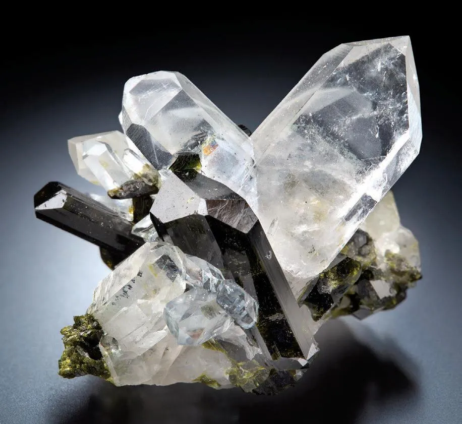 Epidote, Japan-law Quartz twin image