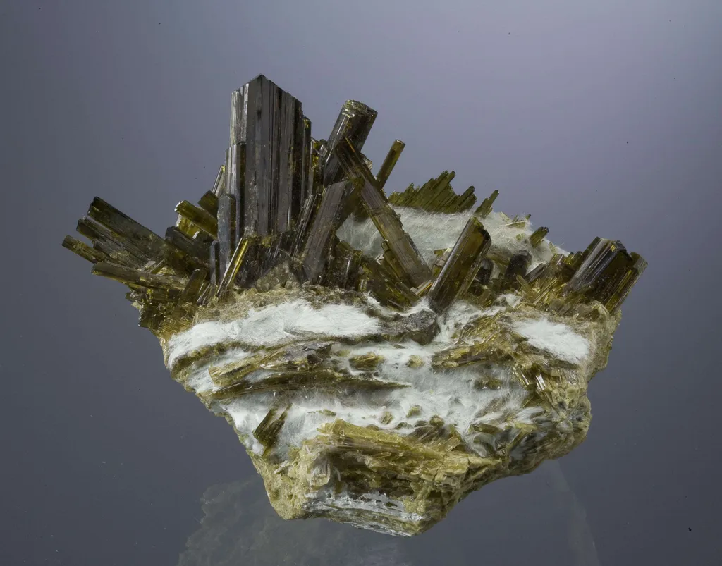 Epidote on Byssolite - image 2