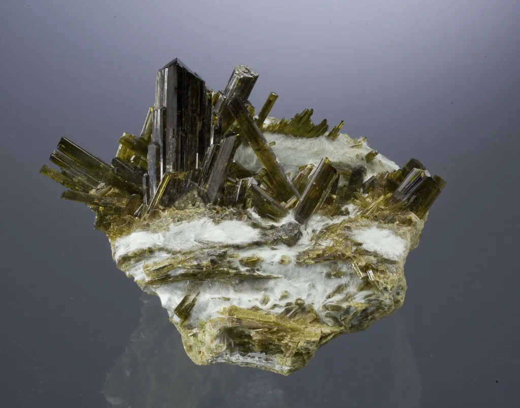 Epidote on Byssolite - image 3