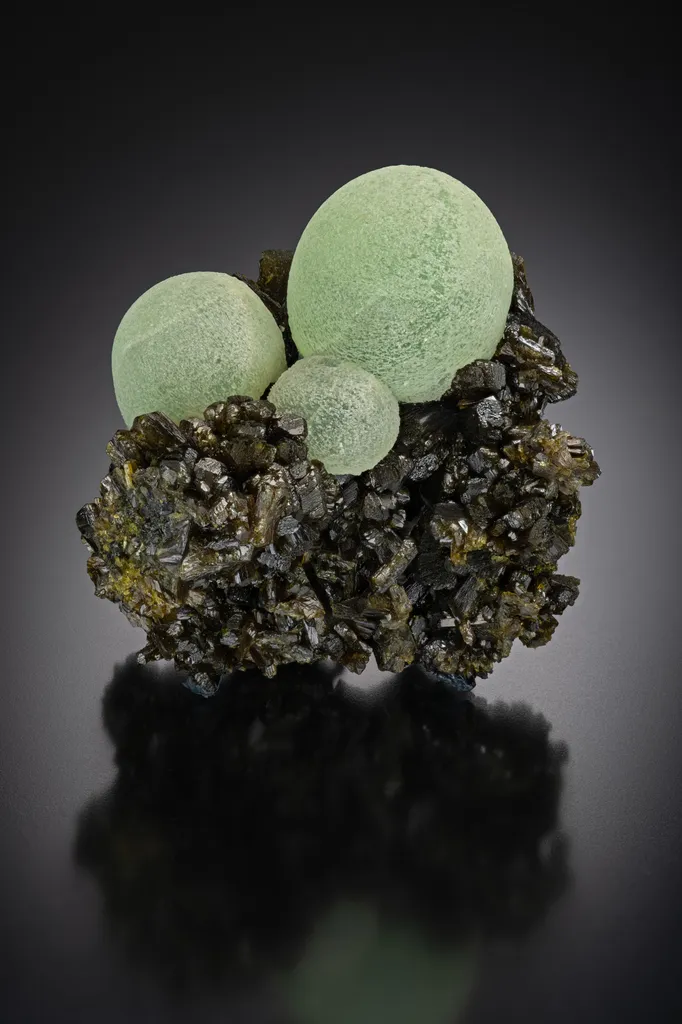 Epidote, Prehnite from Mali, Kayes Region, Bafoulabé Cercle, Arrondissement of Diakon, Diakon image