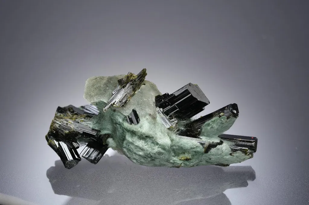 Epidote with Actinolite var. BYSSOLITE image