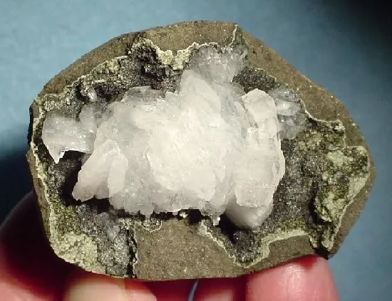 Epistilbite image