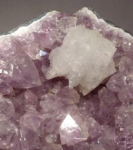 Epistilbite, Quartz (Var: Amethyst) - image 2