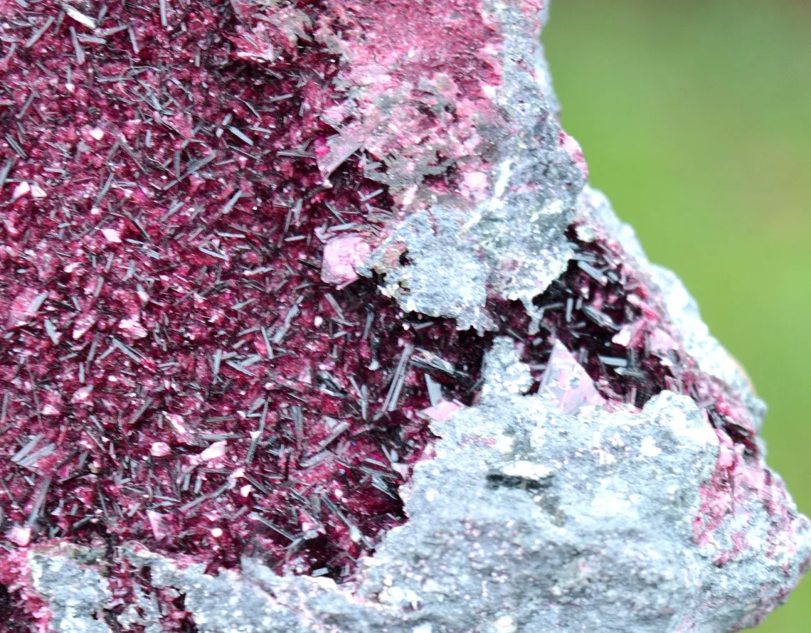 Erythrite 888 grams - Bou Azzer mining district, Drâa-Tafilalet Region, Morocco - image 4