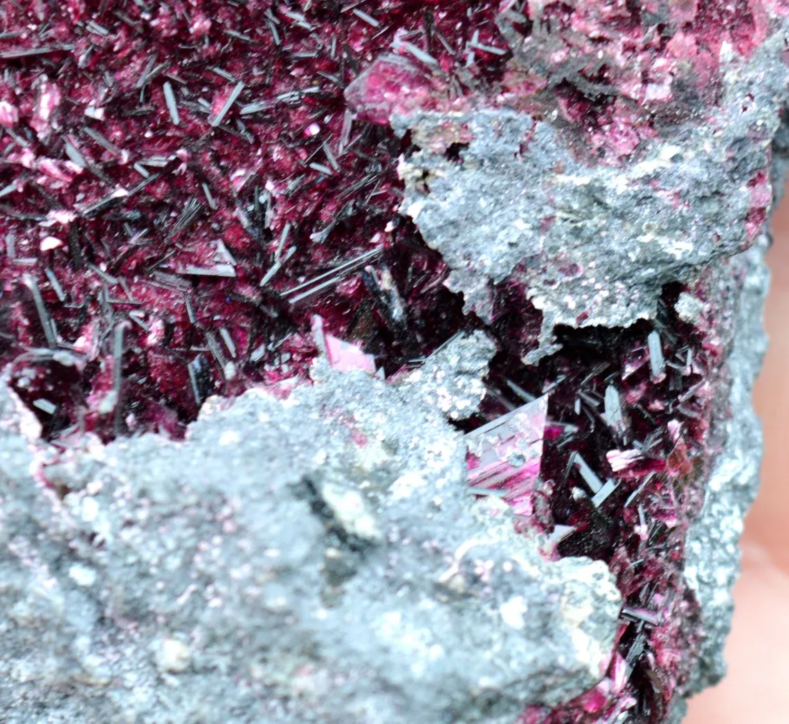 Erythrite 888 grams - Bou Azzer mining district, Drâa-Tafilalet Region, Morocco - image 7