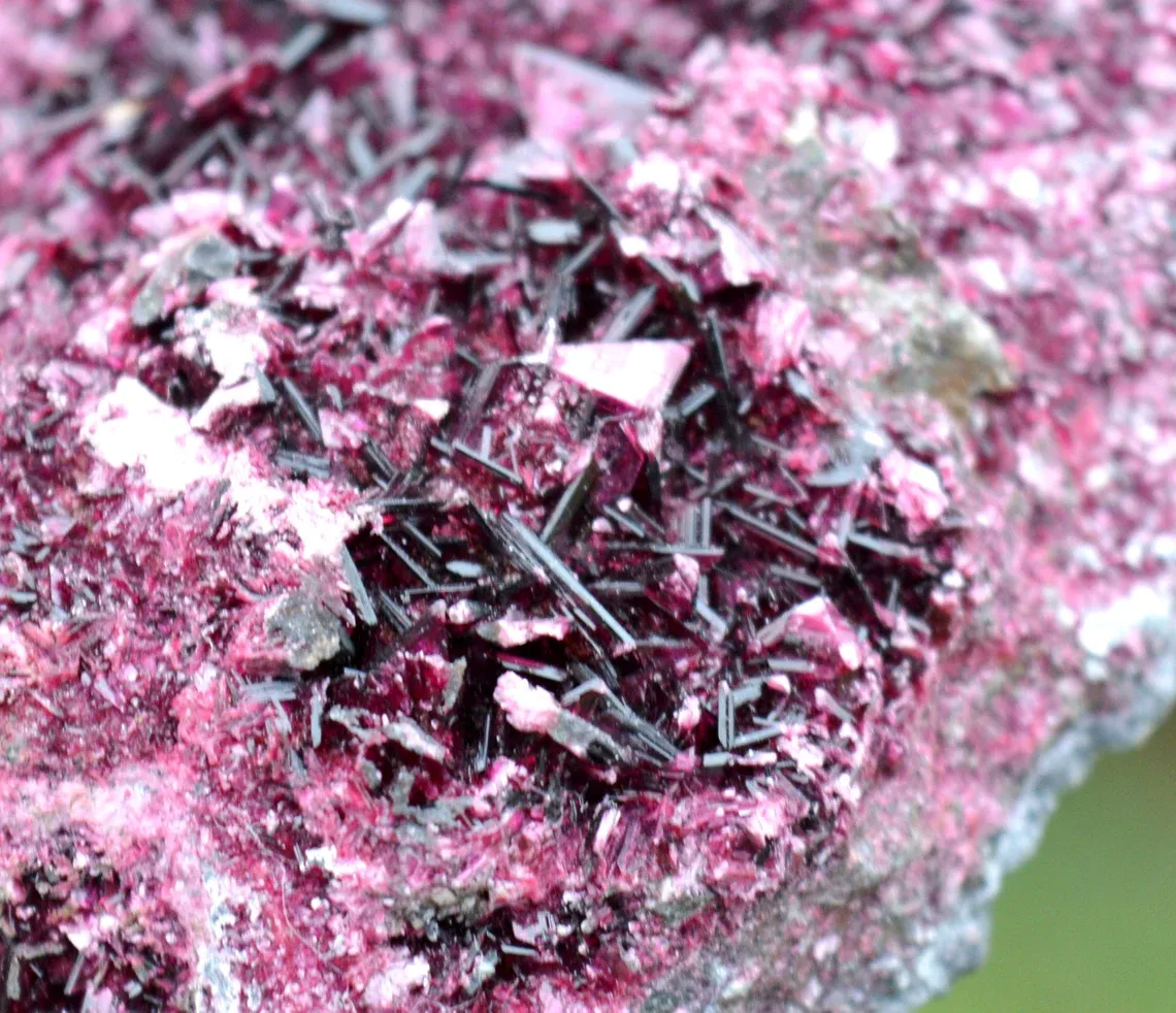 Erythrite 888 grams - Bou Azzer mining district, Drâa-Tafilalet Region, Morocco - image 5