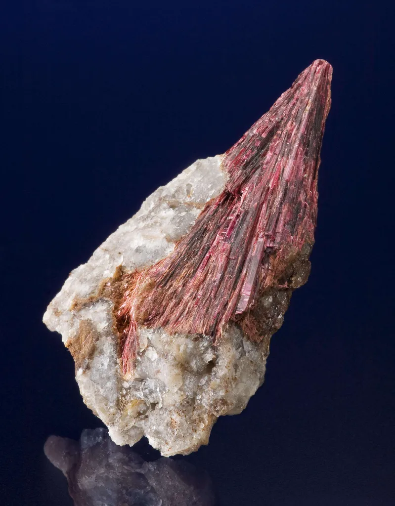 Erythrite on Quartz - image 3