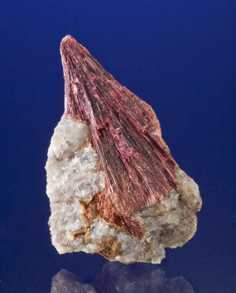 Erythrite on Quartz image