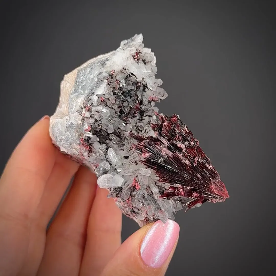 Erythrite on Quartz - image 2