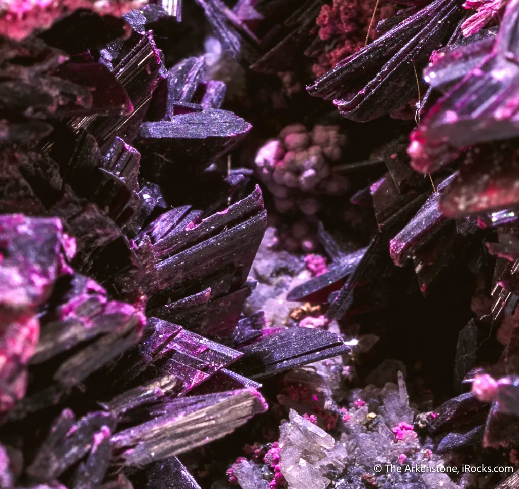 Erythrite "pocket" with Quartz - image 5