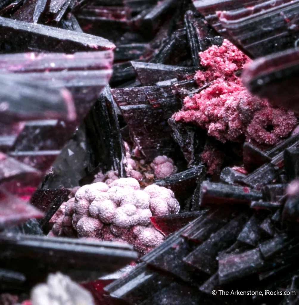 Erythrite "pocket" with Quartz - image 3