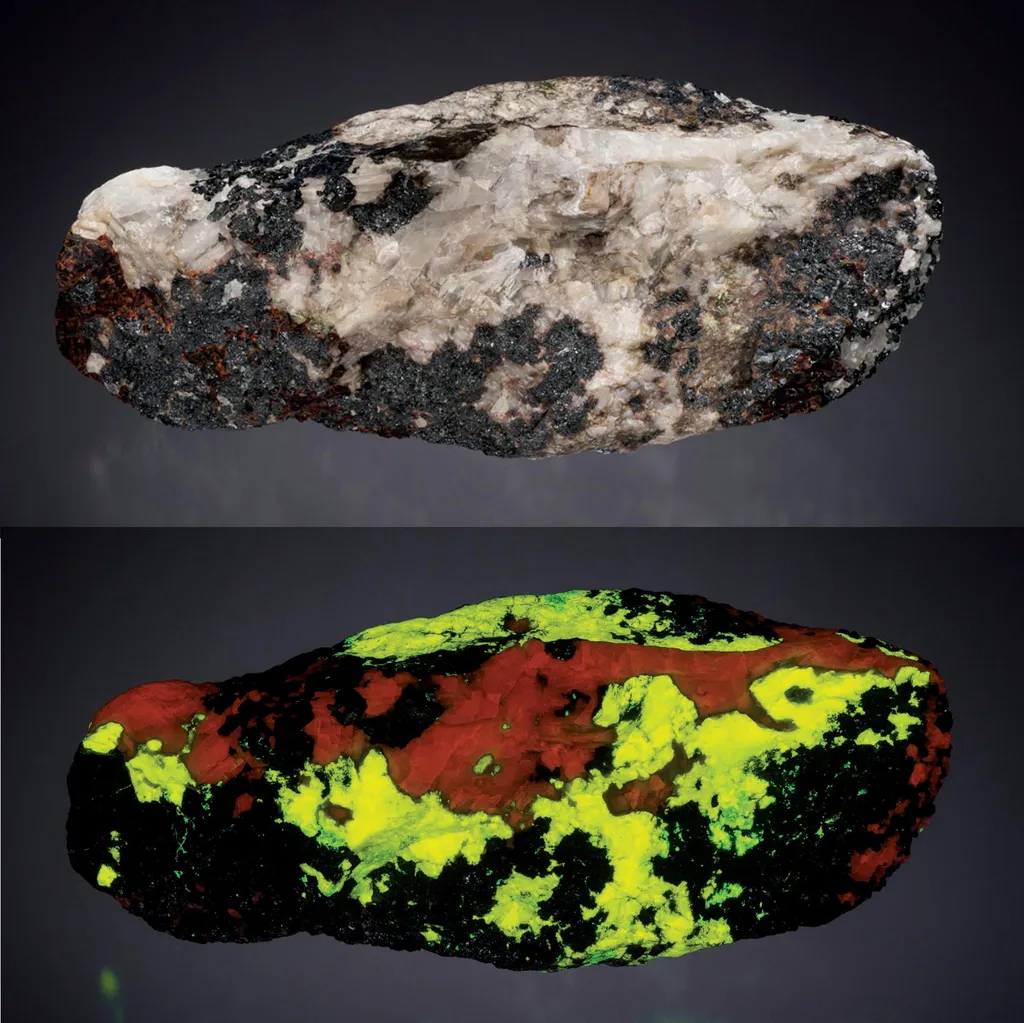 Esperite, Calcite, Willemite, Franklinite, Zincite image