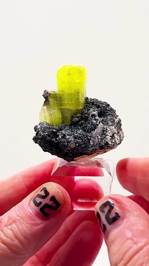 Ettringite ON Hematite — SOUTH AFRICAN FIRE image