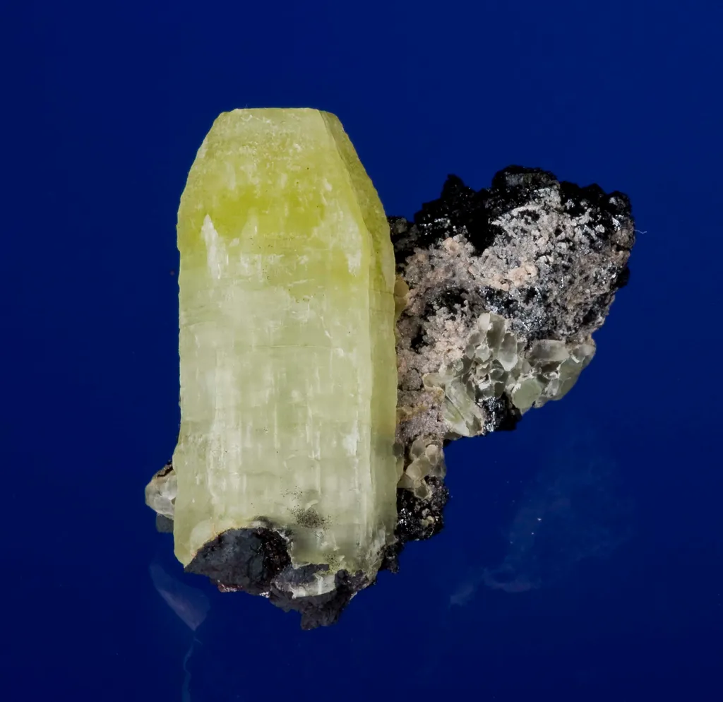 Ettringite With Hausmannite - image 2