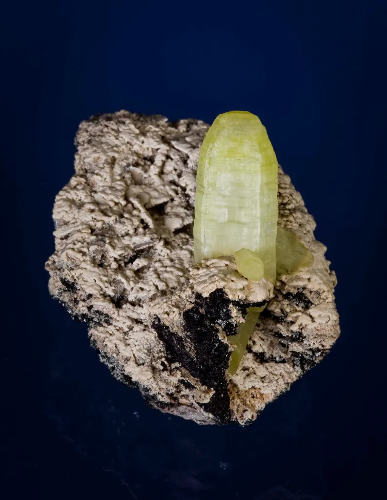 Ettringite With Hausmannite and Oyelite - image 2