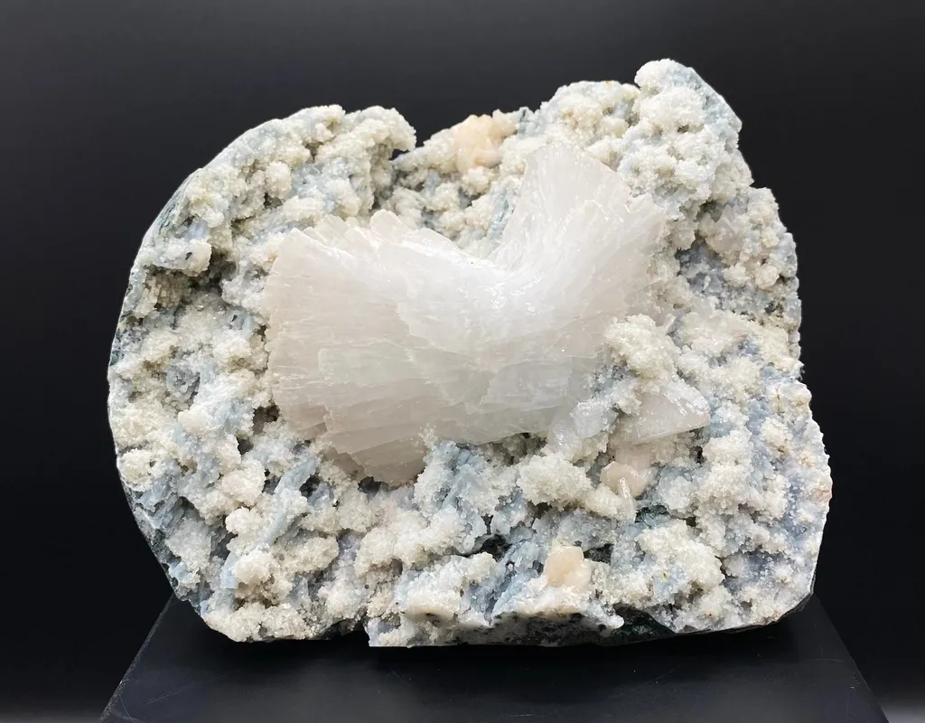 Fabulous Huge Heulandite Crystal on Chalcedony – Exceptionally Terminated Indian Zeolite Specimen from Jalgaon DK35 image