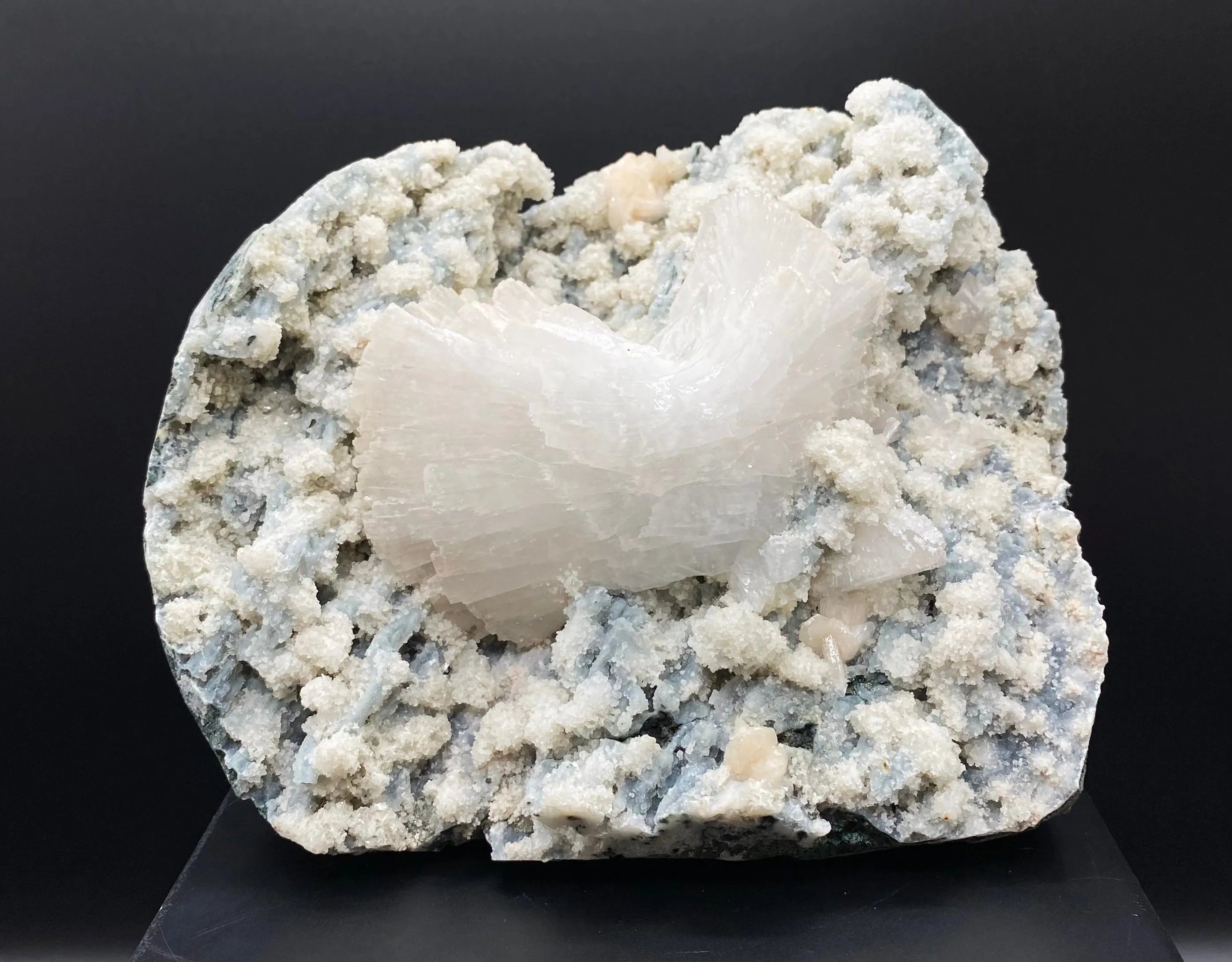 Fabulous Huge Heulandite Crystal on Chalcedony – Exceptionally Terminated Indian Zeolite Specimen from Jalgaon DK35 - image 1