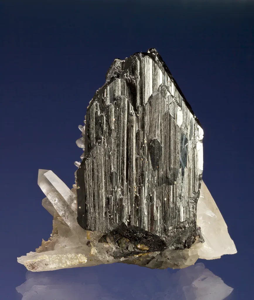 Ferberite on Quartz - image 3