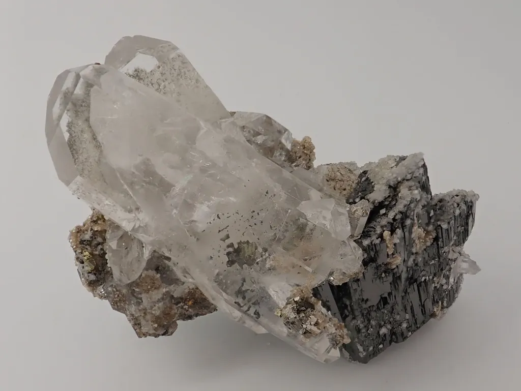 Ferberite, Quartz with Sulphide inclusions and Fluorapatite - image 4