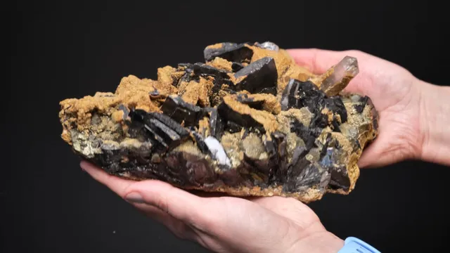 Ferberite with Siderite on Chalcopyrite and Quartz