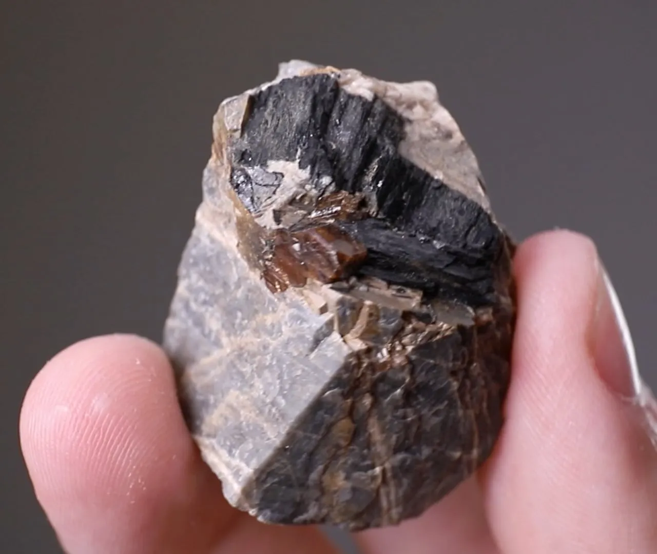 FERRO-Edenite with Zircon - image 2