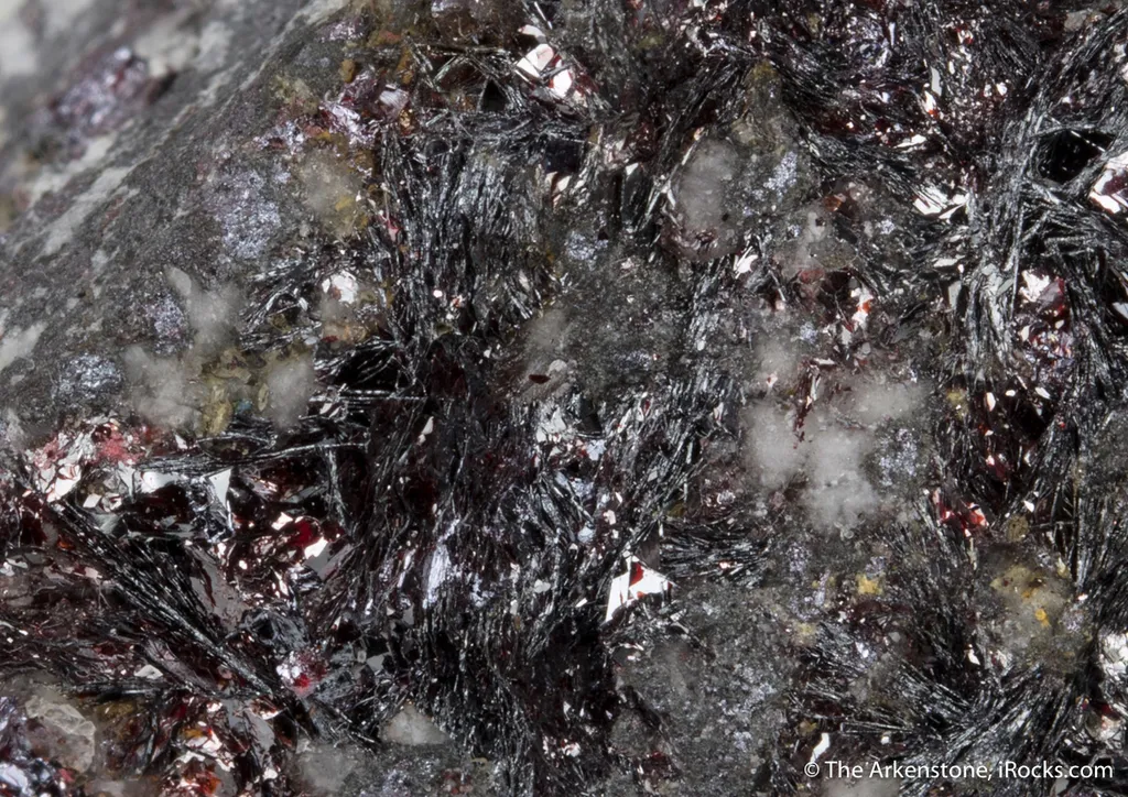 Fettelite on Proustite (structure co-type) image