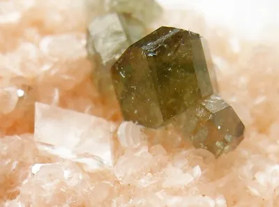 Florencite-(Ce), Uvite, Magnesite - image 4