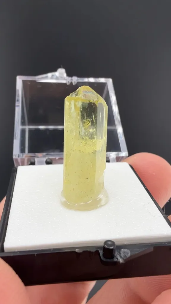Fluorapatite image