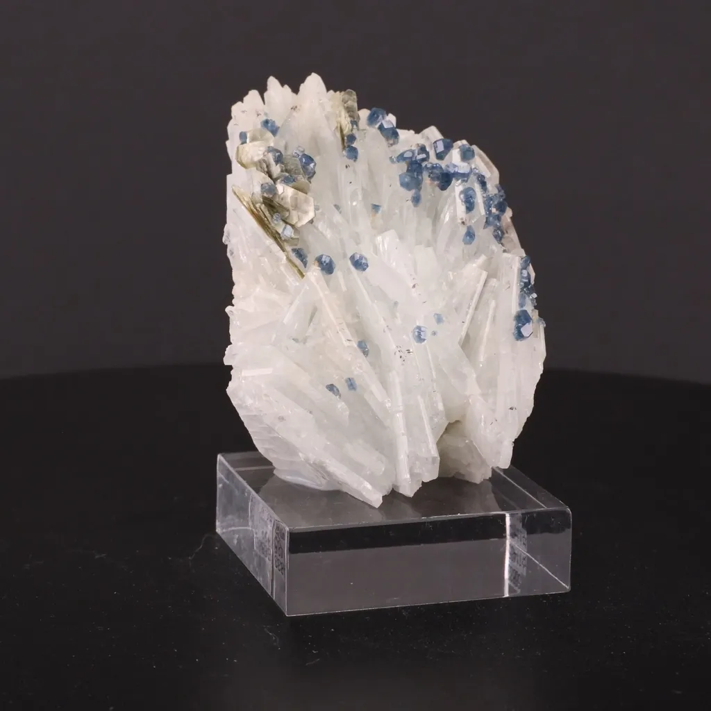 Fluorapatite Albite v. Cleavelandite - image 2