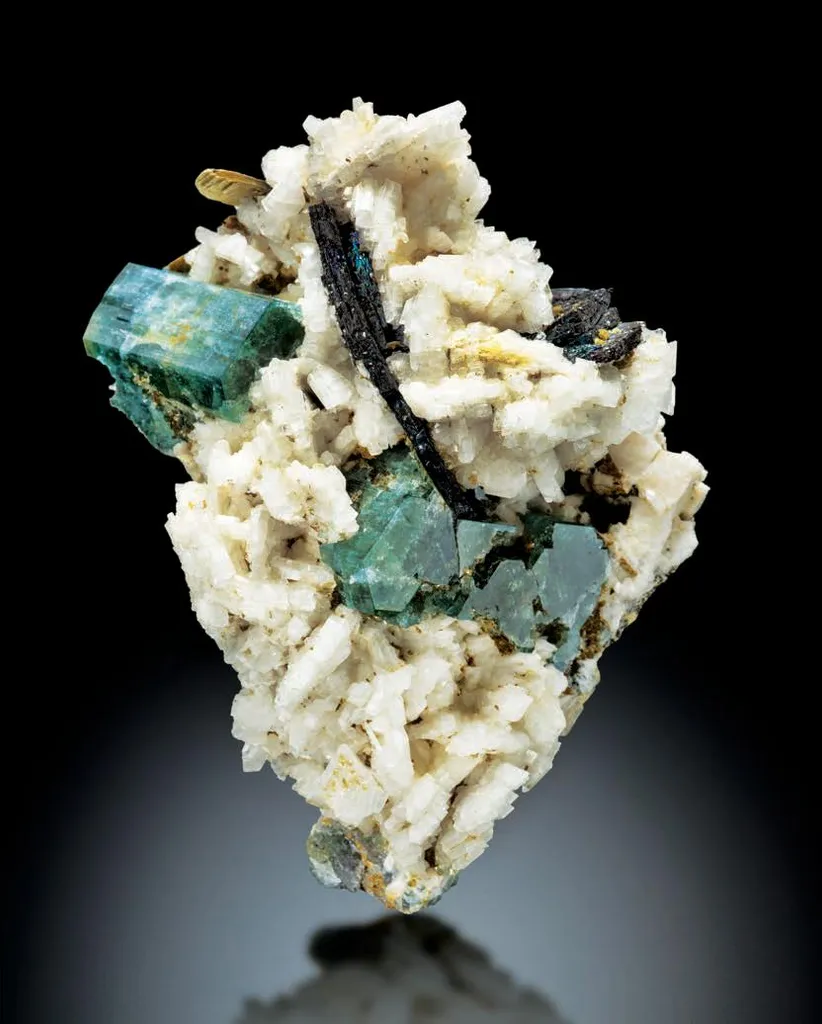 Fluorapatite, Columbite-Tantalite, Albite image
