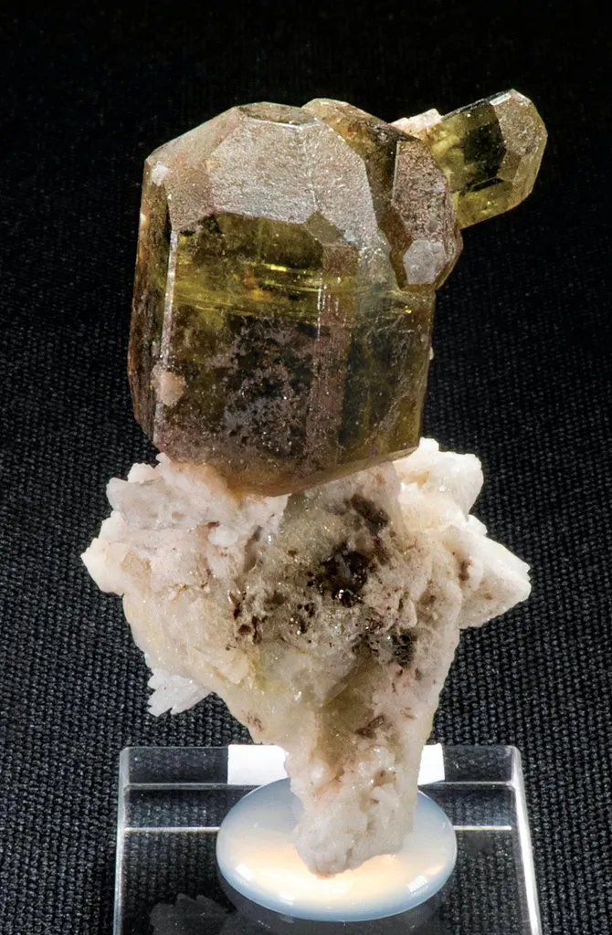 Fluorapatite, Feldspar image