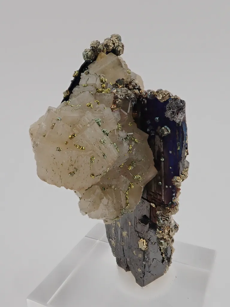 Fluorapatite, Ferberite, Pyrite image