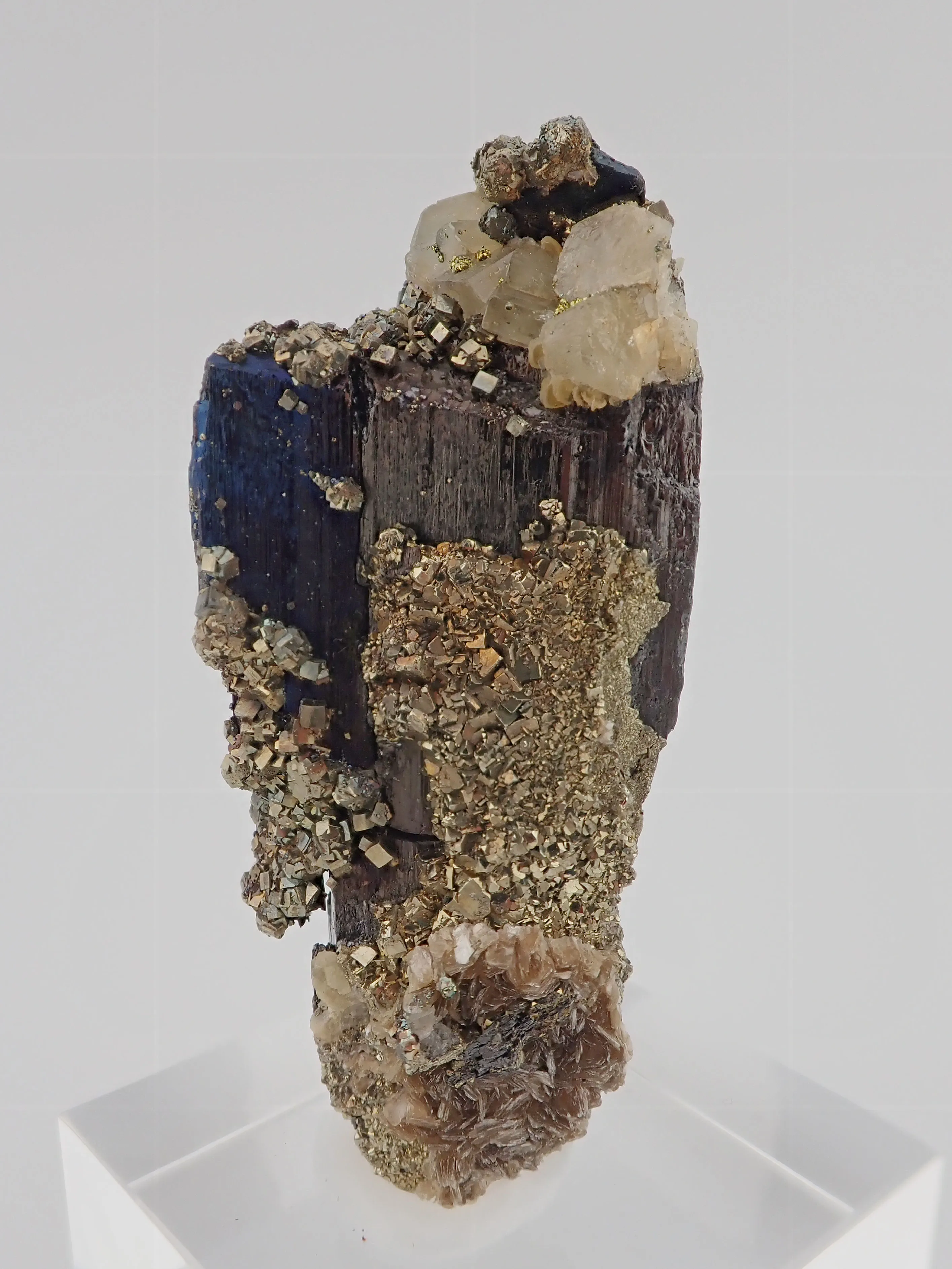 Fluorapatite, Ferberite, Pyrite - image 3