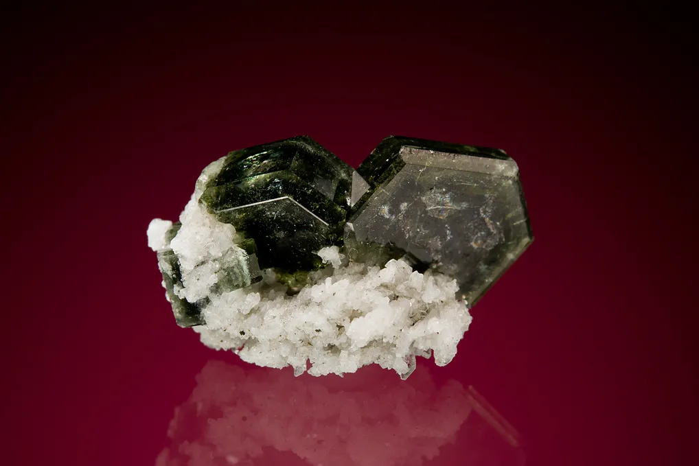Fluorapatite on Albite image