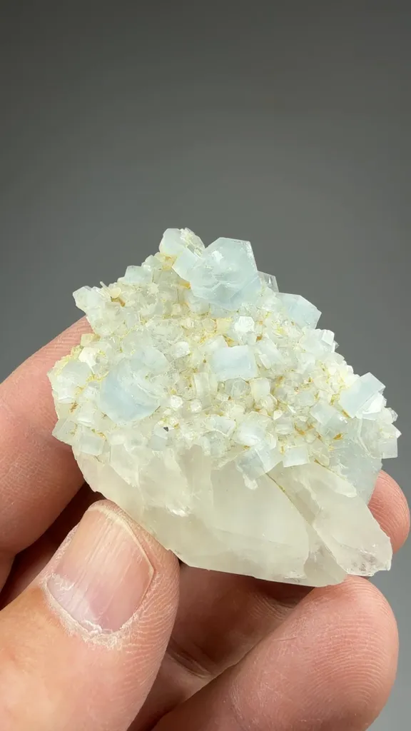 Fluorapatite on Quartz - image 2