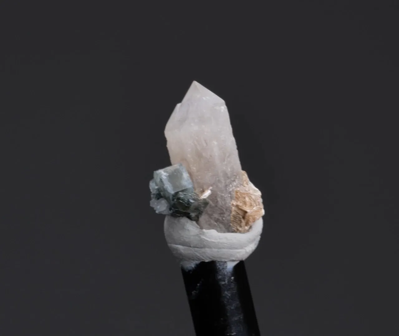 Fluorapatite on Quartz - image 2