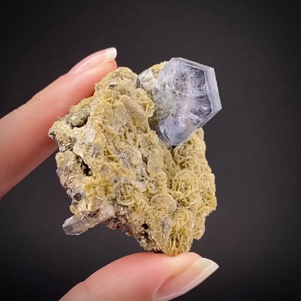 Fluorapatite on Siderite - image 1