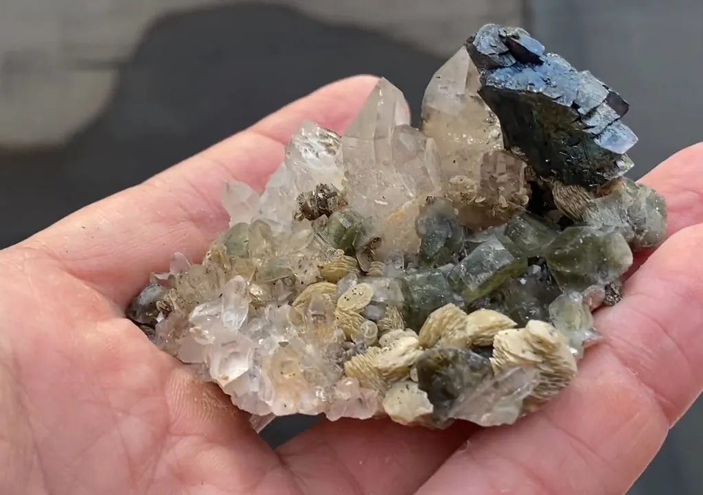 Fluorapatite, Quartz, Arsenopyrite and Siderite image