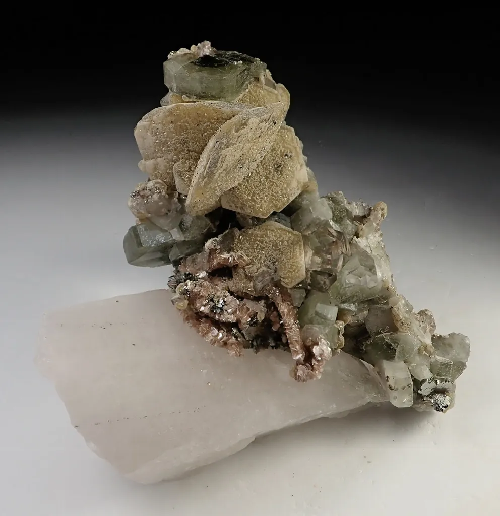 Fluorapatite, Siderite, Quartz image