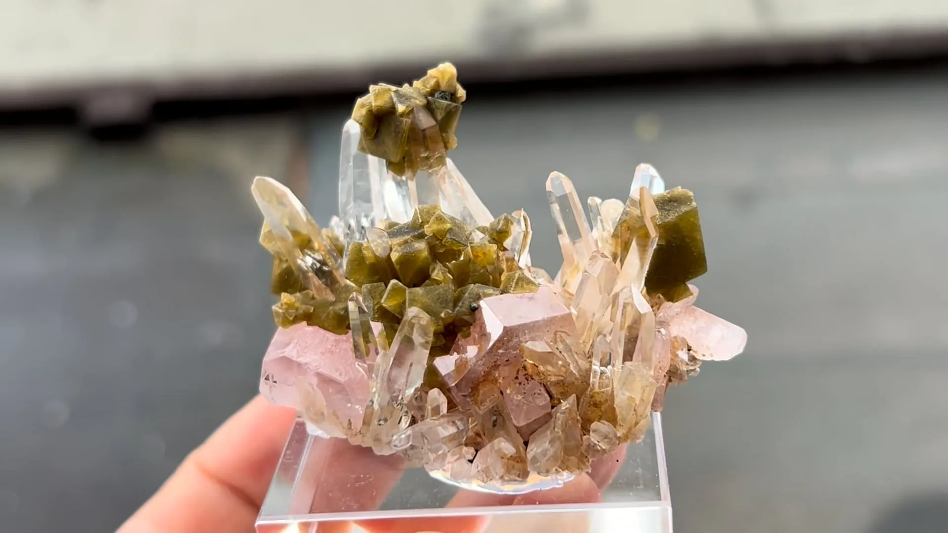 Fluorapatite, Siderite, Quartz - image 11