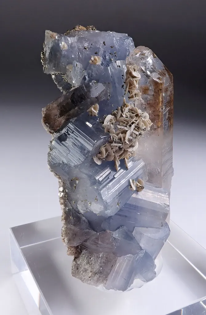 Fluorapatite with Quartz and Siderite - image 2