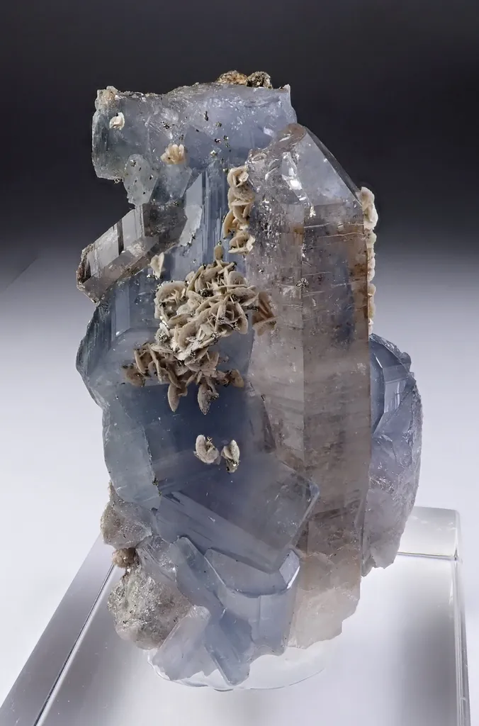 Fluorapatite with Quartz and Siderite image