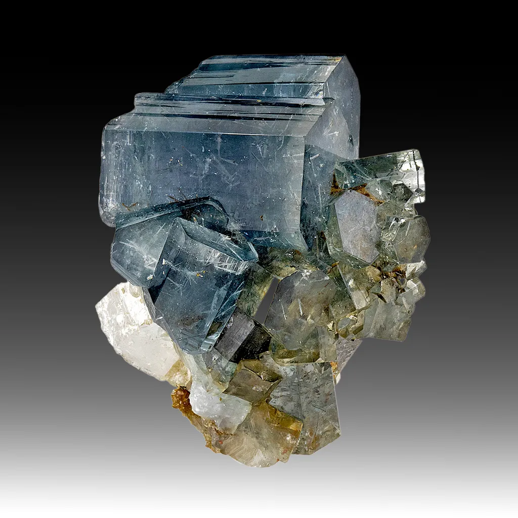 Fluorapatite with Quartz, Siderite, Chalcopyrite image