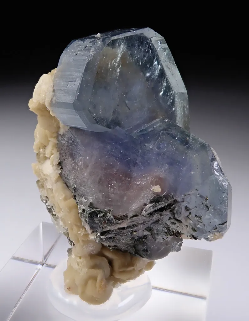 Fluorapatite with Siderite - image 3