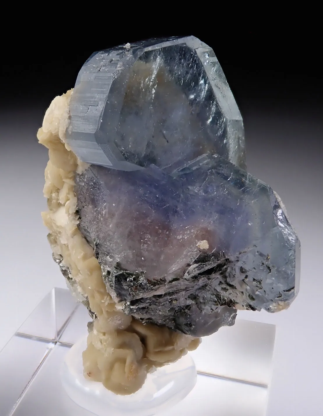 Fluorapatite with Siderite - image 3