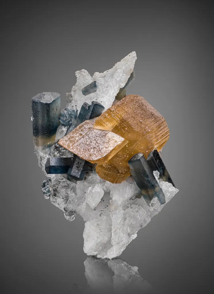 Fluorapatite with Siderite image