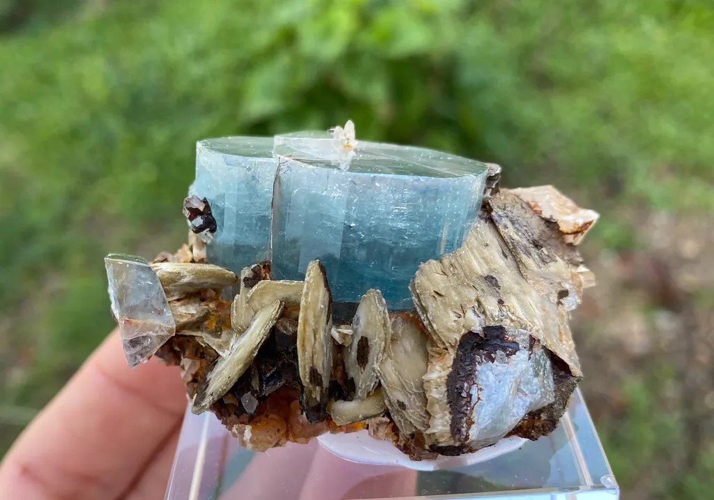 Fluorapatite with Siderite - image 5