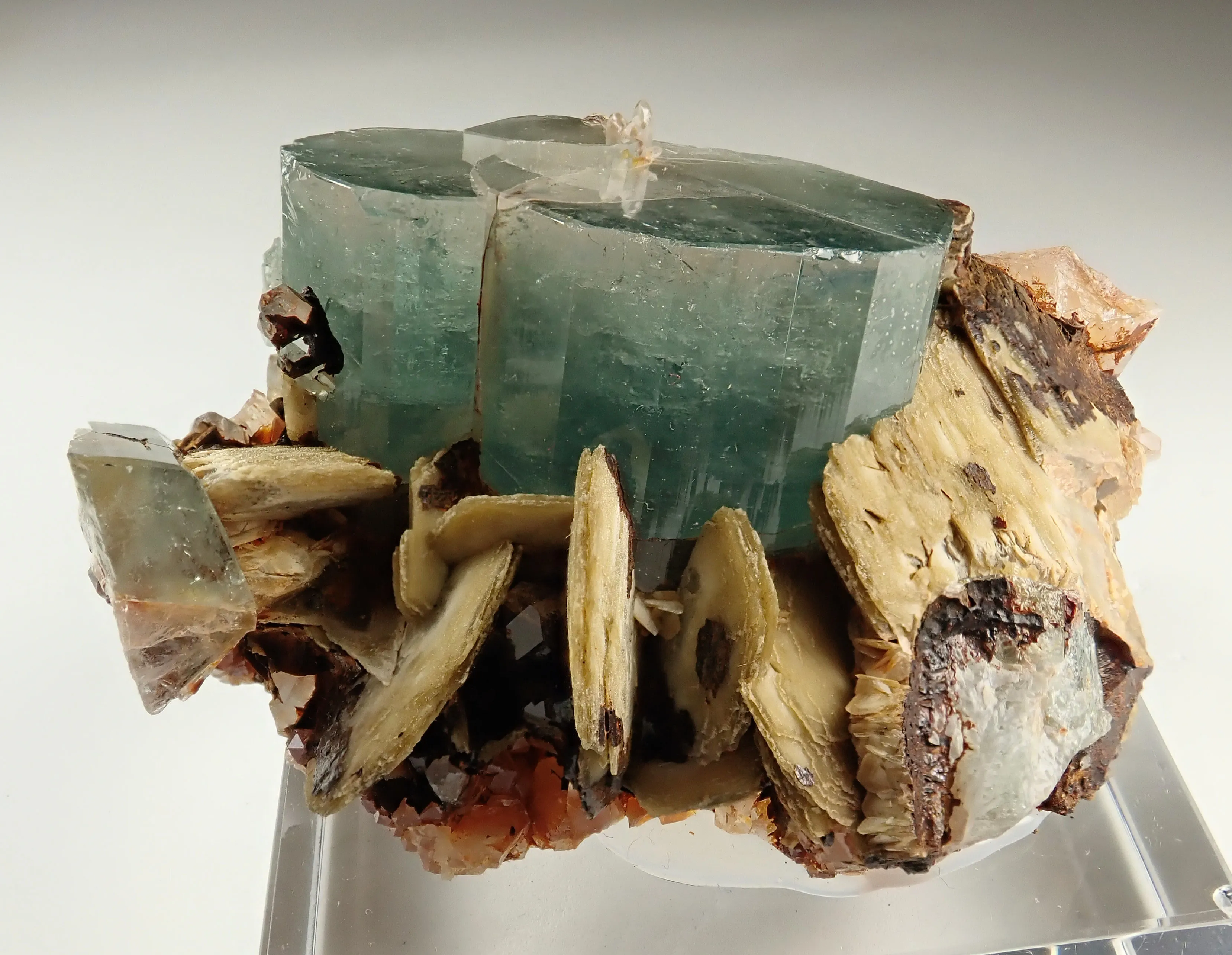 Fluorapatite with Siderite - image 4