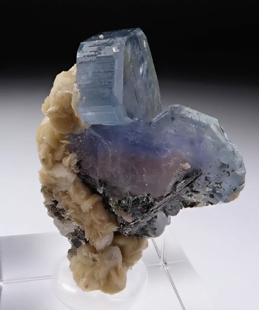 Fluorapatite with Siderite - image 2